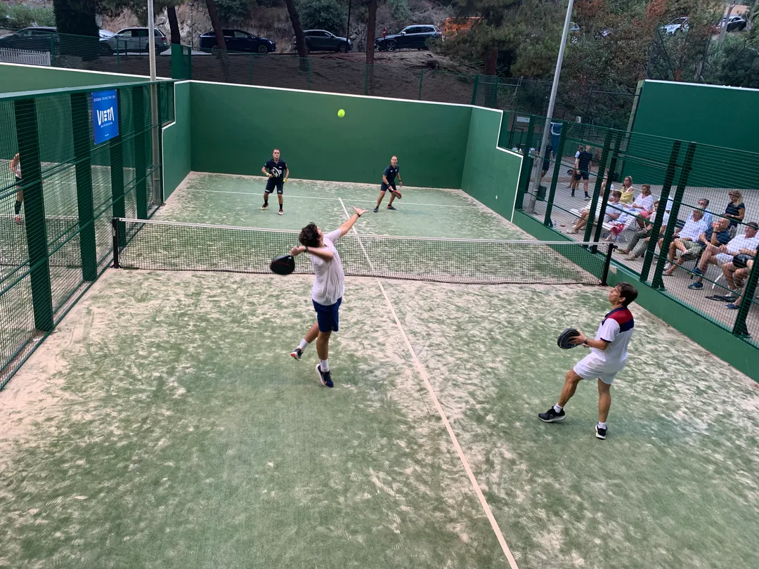 Partido de pádel en la pista durante las finales del torneo Padelgazar 2025.