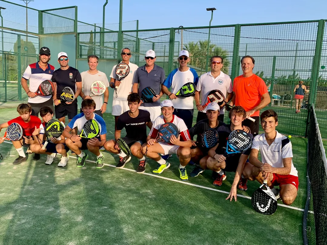 Foto de grupo de los participantes del torneo Padelgazar 2019 en las pistas del club.