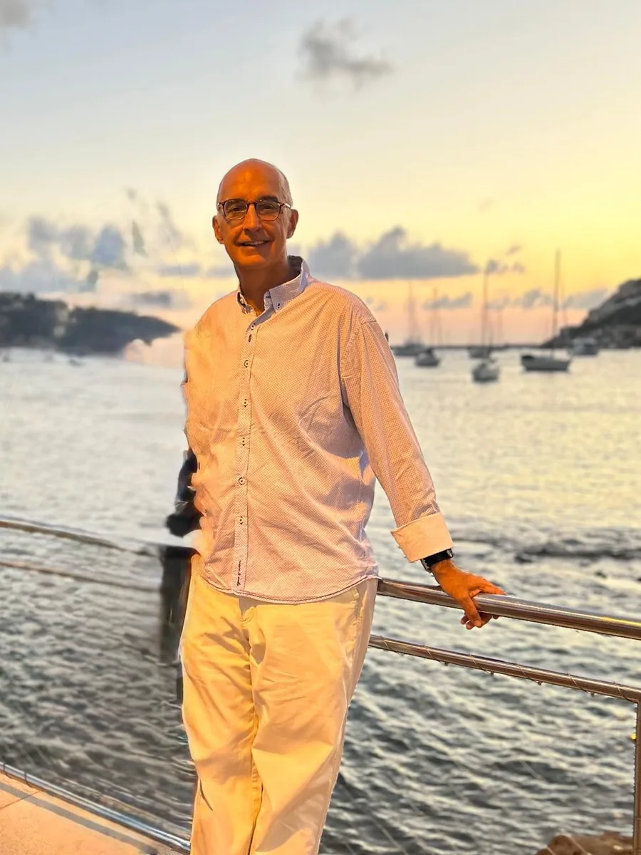 José Borrego, fundador del torneo Padelgazar, en el C.N. El Balís al atardecer.